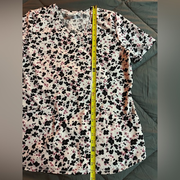 Bundle of Medium Scrub Star Scrub tops - Picture 9 of 11